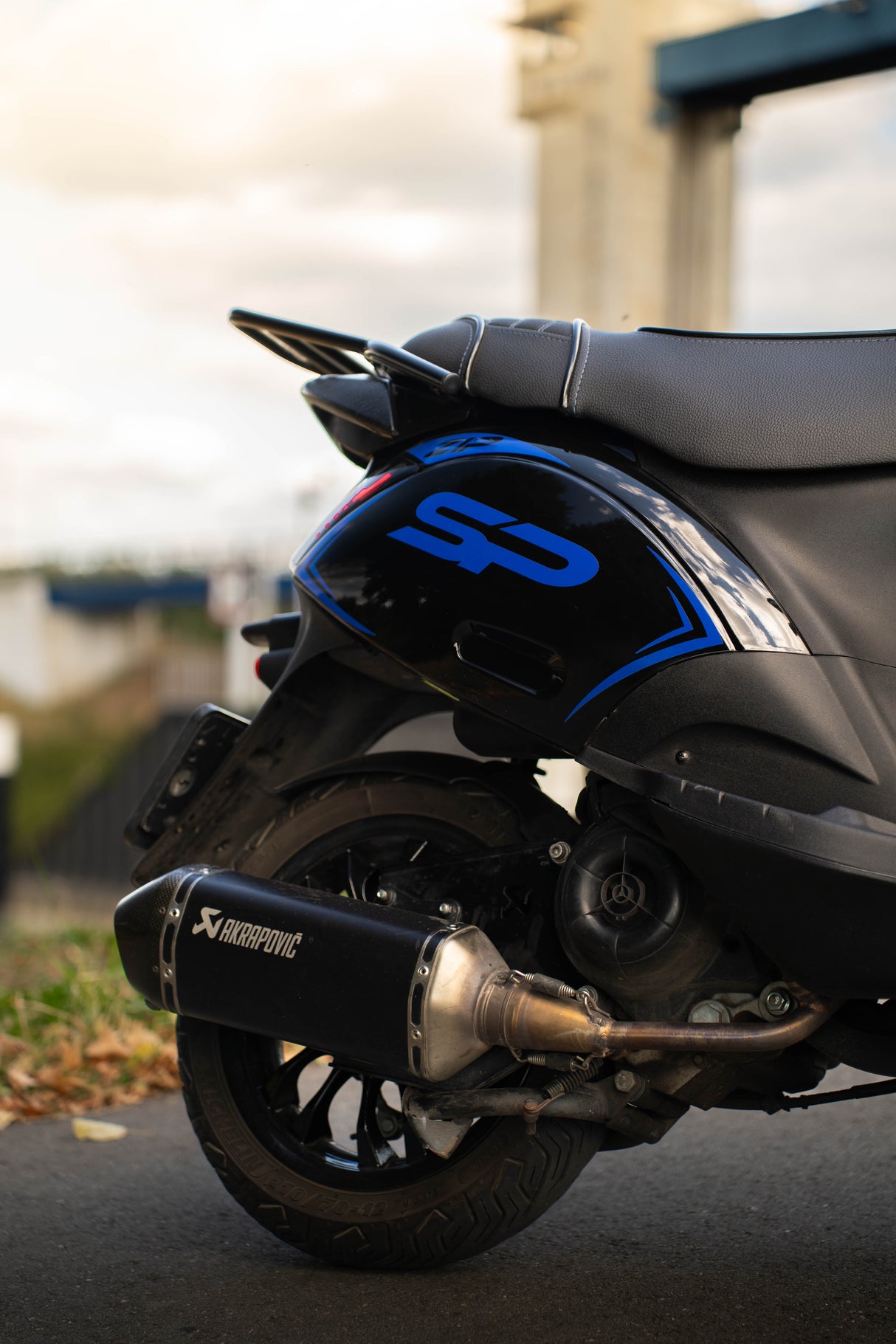 Pot d'échappement Akrapovic + coude Piaggio Zip / Vespa Sprint 4T3V IGET Euro 4