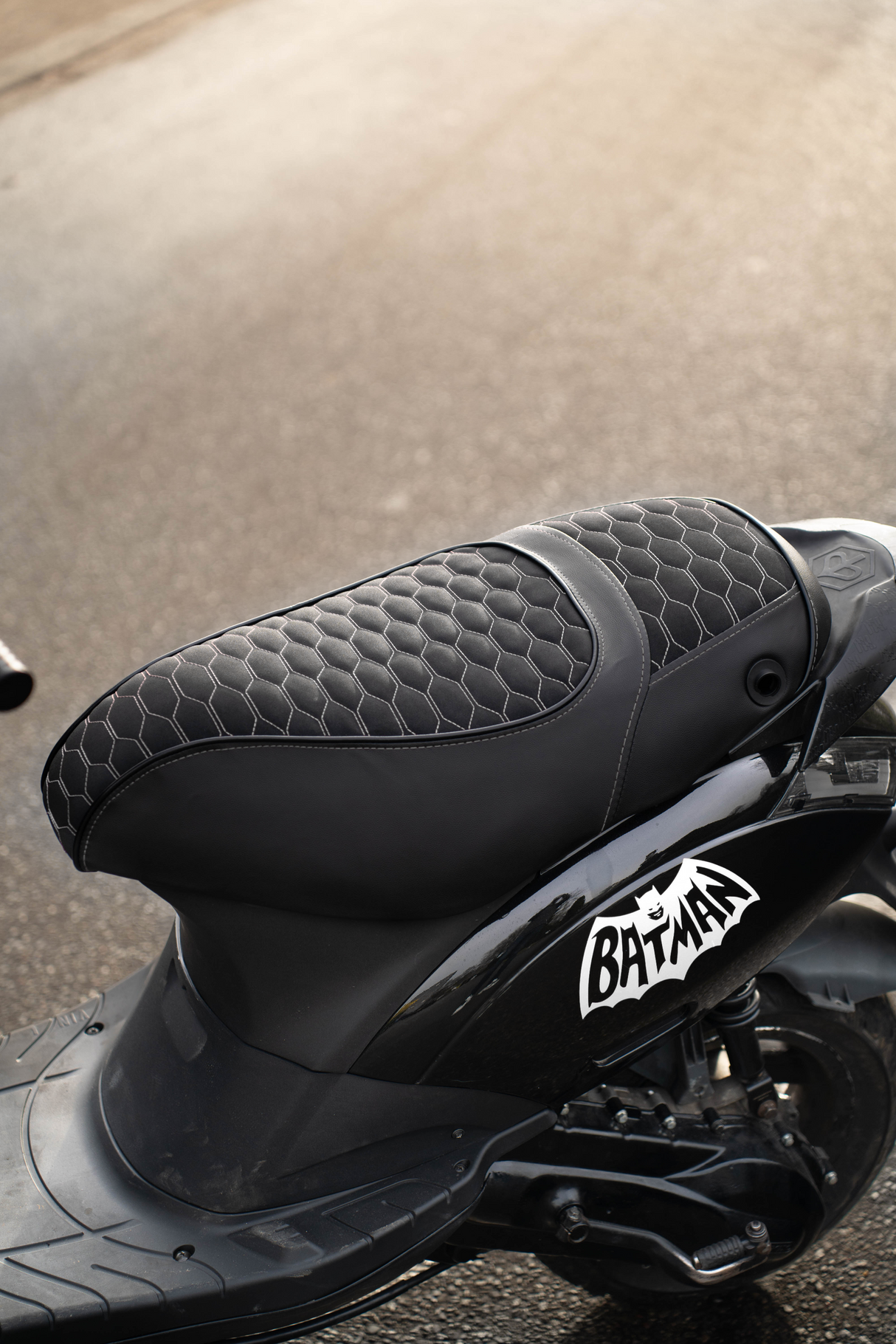 Fenom Saddle Cover Alcantara Look White Piaggio Zip