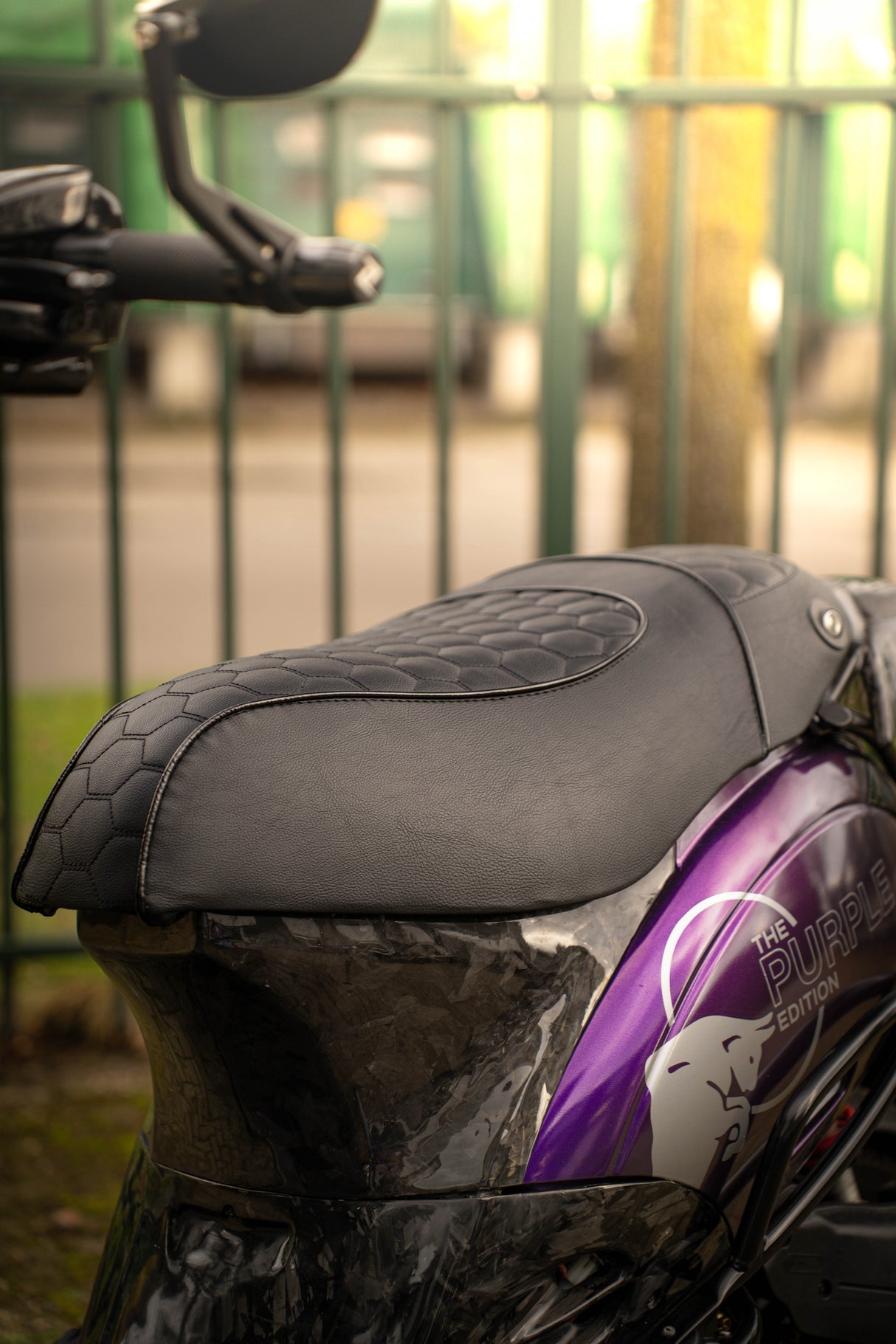 Sattelabdeckung RS Black Piaggio Zip 2 /4 Strich