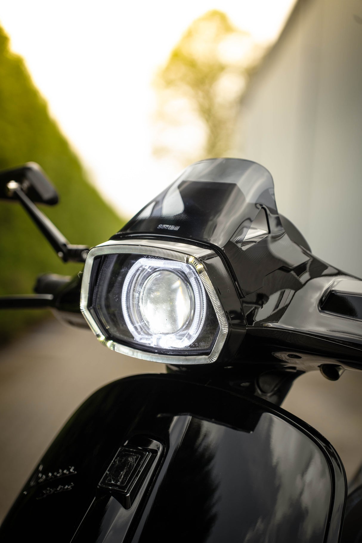LED-Scheinwerferkante glänzend schwarz Vespa Sprint