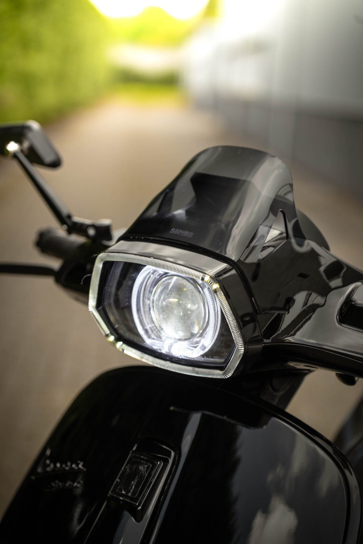 LED-Scheinwerferkante glänzend schwarz Vespa Sprint